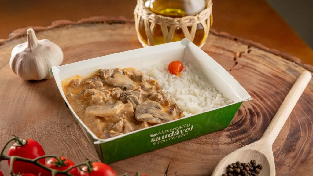 Marmita de strogonoff de alcatra na bandeja verde da Fit Food